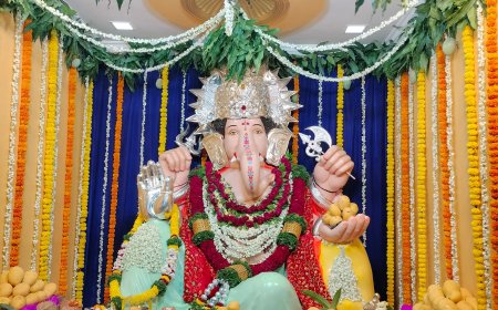 बारामतीतील पहिल्या मानाच्या श्री मंडई गणपतीला आंबा व केळीचे आरास