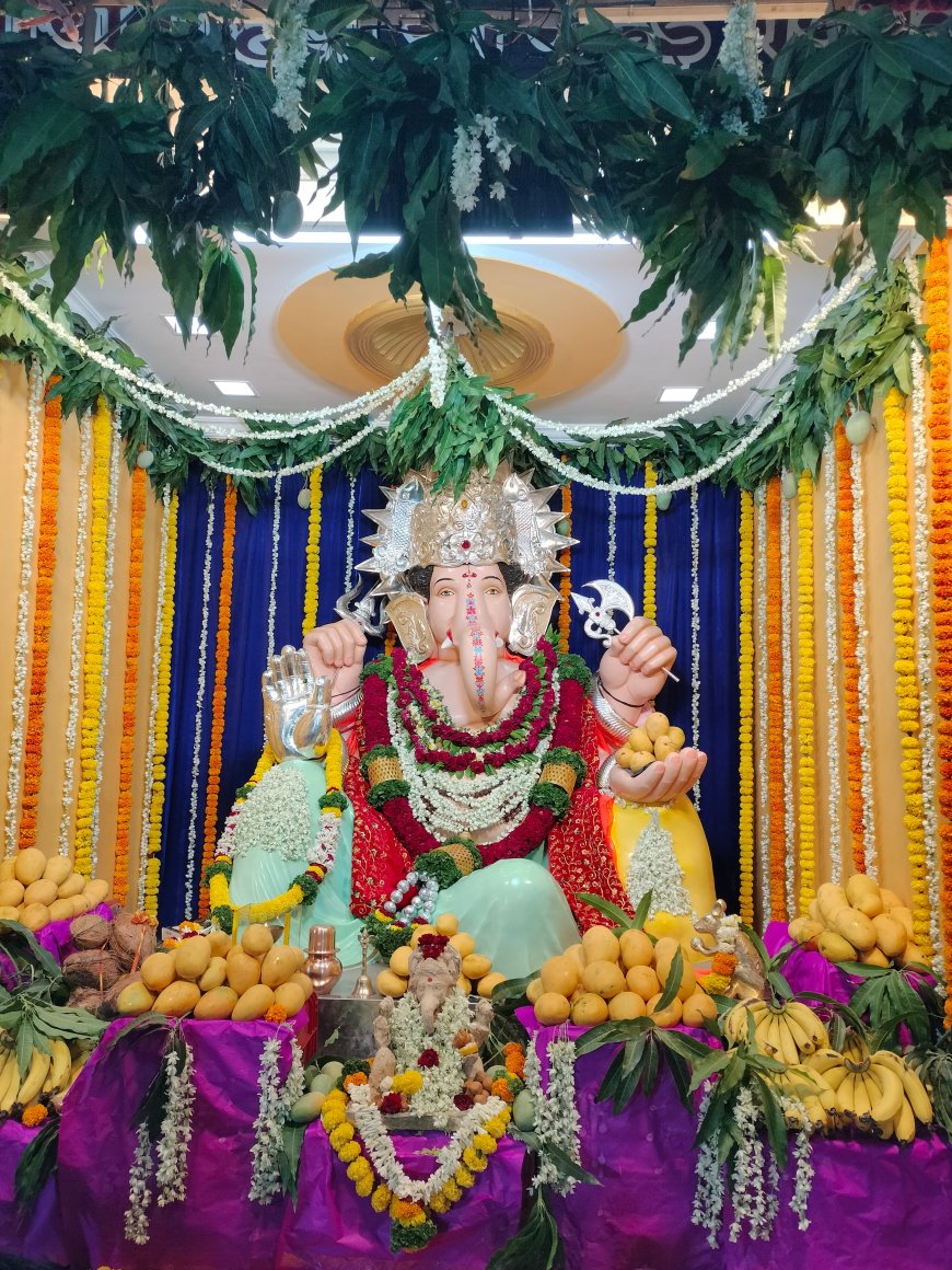 बारामतीतील पहिल्या मानाच्या श्री मंडई गणपतीला आंबा व केळीचे आरास